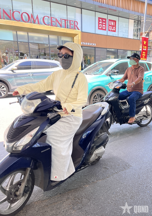Khi hoạt động ngoài trời nắng nóng, người dân cần có những biện pháp bảo vệ phù hợp.
