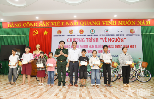 Ban tổ chức trao quà tặng bà con và học sinh địa phương.