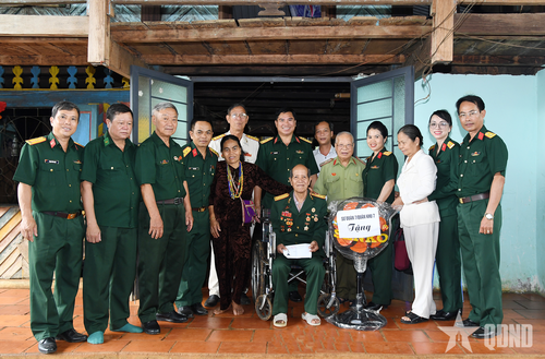 Các cựu chiến binh và cán bộ Sư đoàn 7 tri ân cựu chiến binh Điểu Mầm - người từng giúp đỡ, cưu mang cán bộ, chiến sĩ Sư đoàn 7 trong kháng chiến.