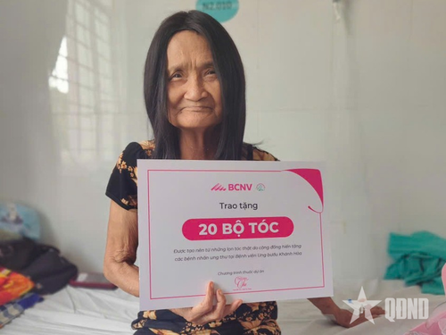  Một bệnh nhân ung thư được Bệnh viện Ung bướu Khánh Hòa trao tặng mái tóc đầu năm 2026. 
