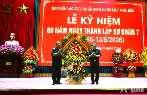 Thượng tướng Phạm Trường Sơn, Phó tổng Tham mưu trưởng tặng hoa chúc mừng các đồng chí cựu chiến binh nhân dịp kỷ niệm Ngày thành lập Sư đoàn 7. 