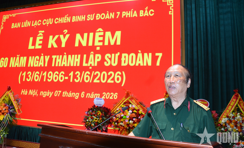  Đại tá Nguyễn Cao Cử, Trưởng ban liên lạc cựu chiến binh Sư đoàn 7 trình bày diễn văn tại buổi lễ. 