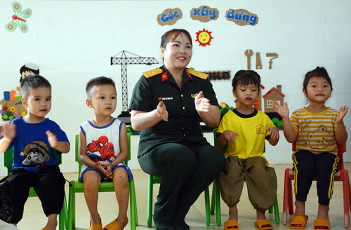 Thiếu tá QNCN Roãn Thị Ngọc Hảo vui hát cùng các bé tại Trường Mầm non Sao Mai.