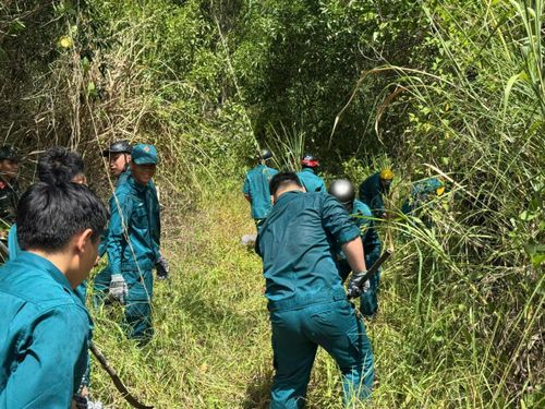 CBCS Ban Chỉ huy Quân sự phường An Khê triển khai đội hình tiếp cận khu vực cháy.