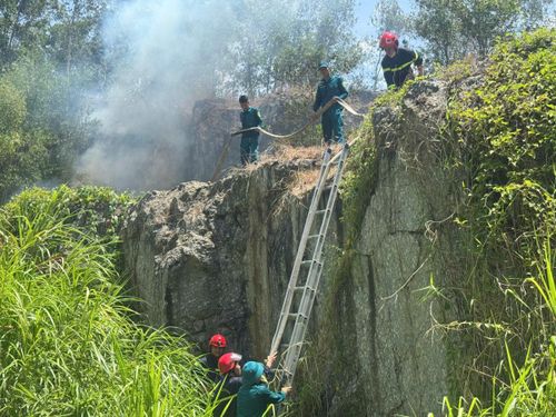 Lực lượng Cảnh sát PCCC&CNCH Công an TP Đà Nẵng phối hợp với các đơn vị tiếp cận, khống chế, dập tắt đám cháy.