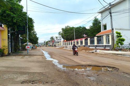"Ổ gà, ổ voi" gây nguy hiểm cho người đi đường. Ảnh: TIẾN THẮNG