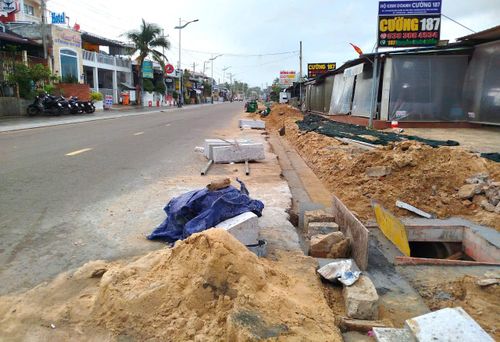 Mặt bằng thi công ngổn ngang. Ảnh: TIẾN THẮNG