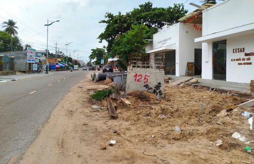 Mặt bằng đang thi công che chắn lối vào các cơ sở kinh doanh du lịch. Ảnh: TIẾN THẮNG