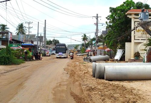 Vật liệu thi công che chắn đường đi vào Mũi Né. Ảnh: TIẾN THẮNG