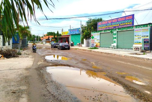 "Ổ gà, ổ voi" xuất hiện dày đặc trên tuyến đường trọng điểm vào Mũi Né. Ảnh: TIẾN THẮNG