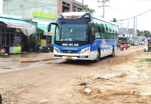 Xe chở khách du lịch di chuyển khó khăn. Ảnh: TIẾN THẮNG