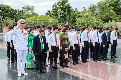 Đoàn đại biểu tưởng niệm các Anh hùng liệt sĩ. Ảnh: TTXVN
