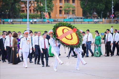 Đoàn đại biểu do Chủ tịch Ban Chấp hành Trung ương Hội Nông dân Việt Nam Lương Quốc Đoàn dẫn đầu vào Lăng viếng Chủ tịch Hồ Chí Minh. Ảnh: TTXVN