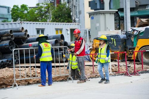 Theo ghi nhận, đến thời điểm hiện tại, nhiều thiết bị chuyên dụng phục vụ thi công tường vây đã được tập kết tại dự án. Trong đó có cẩu bánh lốp tải trọng 450 tấn, cẩu bánh xích 180 tấn, máy khoan cọc xi măng đất (CDM), máy xúc cùng nhiều phương tiện, thiết bị hỗ trợ khác.