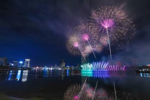 Cao trào của màn trình diễn là những chùm pháo vàng kim đồng loạt bung nở, thắp sáng toàn bộ sông Hàn. Hình ảnh như lời tôn vinh vẻ đẹp di sản và sức sống của thành phố bên sông.