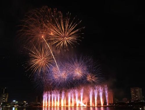 Đội Pháp kể câu chuyện Di sản trong màn trình diễn mang tên "Heritage – Da Nang Shines” (Di sản - Đà Nẵng tỏa sáng) bằng ngôn ngữ pháo hoa giàu chất điện ảnh và nhiều lớp.