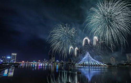 Cao trào là khoảnh khắc bầu trời Đà Nẵng bừng sáng trong giai điệu “Nối vòng tay lớn” vang lên giữa tiếng hát theo và vỗ tay không ngớt của khán giả.