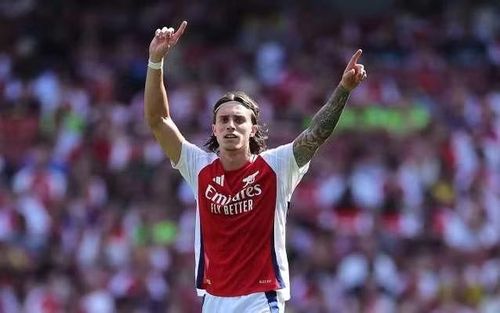 Trung vệ Riccardo Calafiori góp công giúp Arsenal vô địch Ngoại hạng Anh, qua đó trở thành cầu thủ Ý thứ 3 đăng quang tại giải đấu. Dù vậy, mùa hè của anh vẫn kém trọn vẹn vì tuyển Ý không vượt qua vòng play-off.