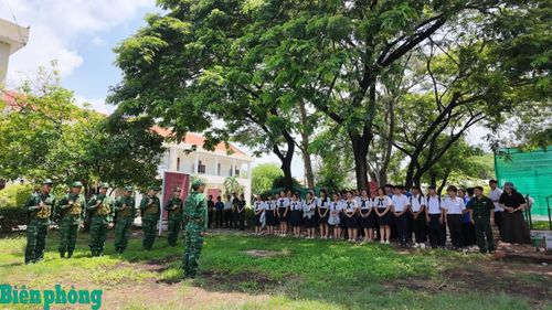 Các em học sinh tham gia "Tiết học biên cương", tìm hiểu về truyền thống, nhiệm vụ của lực lượng Bộ đội Biên phòng và công tác bảo vệ chủ quyền biển, đảo Tổ quốc. Ảnh: Quang Tiến