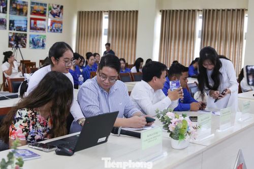 Tại chương trình, 27 đội dự án đến từ các trường Trung học phổ thông, Trung tâm Giáo dục thường xuyên trên địa bàn đã trình bày các ý tưởng, giới thiệu ứng dụng công nghệ, đồng thời, trả lời các câu hỏi của Hội đồng đánh giá.