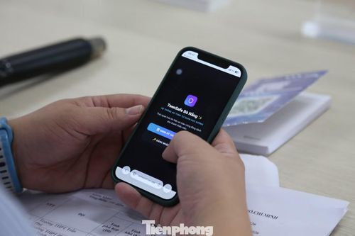 Theo bạn Khánh Linh (thành viên nhóm dự án), dự án hướng đến việc giải quyết xung đột giữa cha mẹ và con cái bằng cách ứng dụng công nghệ AI và web app để nâng cao nhận thức, phân tích nguyên nhân và đưa ra giải pháp cải thiện mối quan hệ gia đình. “Đối tượng thụ hưởng là học sinh, phụ huynh, giáo viên và các nhà nghiên cứu. Dự án triển khai qua các giai đoạn khảo sát, huấn luyện mô hình AI, xây dựng ứng dụng và thử nghiệm, với nguồn lực từ chuyên viên tâm lý và hỗ trợ công nghệ”, Linh chia sẻ.