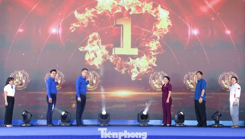 Nhấn nút khởi động ngày hội Thanh niên công nhân tại tỉnh Gia Lai. Ảnh: Trương Định