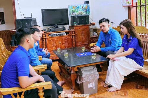 Dịp này, Đoàn Thanh niên xã Đô Lương cũng đến thăm hỏi, tặng quà động viên một số học sinh có hoàn cảnh khó khăn trên địa bàn trước kỳ thi quan trọng.
