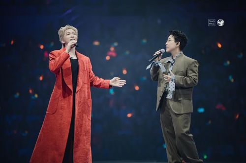 Bên cạnh phần trình diễn cá nhân, concert còn có sự góp mặt của nhiều nghệ sĩ khách mời. Kai Đinh xuất hiện trong ca khúc Là vì anh vẫn yêu em, mang đến một trong những khoảnh khắc lắng đọng nhất chương trình. Màn song ca giữa hai nghệ sĩ gợi nhắc chặng đường đồng hành từ những ngày đầu Tăng Phúc theo đuổi âm nhạc.