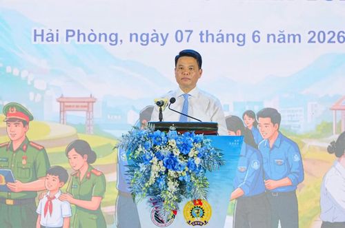 Ông Lê Ngọc Châu - Bí thư Thành ủy Hải Phòng phát biểu tại buổi lễ ra quân chiến dịch thanh niên tình nguyện hè 2026.