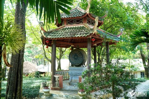 Trống đồng 2 mặt được trung bày ở một góc của thiền viện.