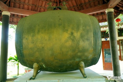 Trống đồng được đúng nguyên khối với trọng lượng khoảng 6 tạ.