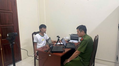 Cơ quan công an lấy lời khai của đối tượng. Ảnh: CACC