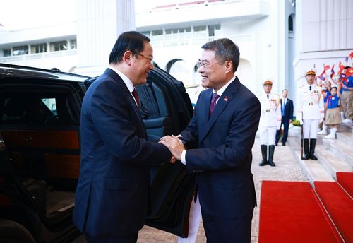 Thủ tướng Lê Minh Hưng đón Thủ tướng Lào Sonexay Siphandone. Ảnh: TTXVN