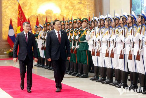 Thủ tướng Lê Minh Hưng và Thủ tướng Lào Sonexay Siphandone duyệt Đội Danh dự Quân đội nhân dân Việt Nam