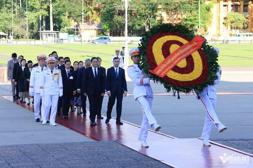 Thủ tướng Lào và đoàn tưởng niệm Chủ tịch Hồ Chí Minh