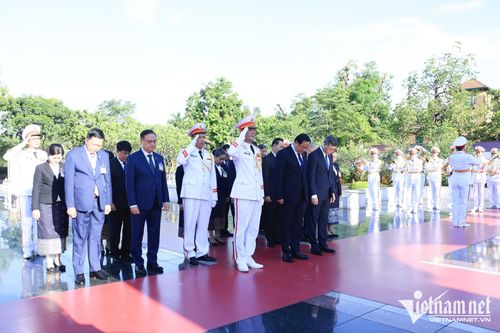 Thủ tướng Lào đặt vòng hoa tại Đài tưởng niệm các Anh hùng liệt sĩ