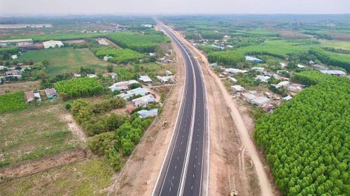 Bộ Xây dựng dự kiến mở rộng các đoạn tuyến có quy mô 4 làn hạn chế, bề rộng 17m lên quy mô 6 làn xe cao tốc hoàn chỉnh. Ảnh: Báo Xây dựng