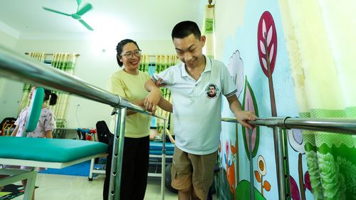 Công việc tuy vất vả nhưng mỗi khi thấy các em có thêm một tiến bộ nhỏ, như tự xúc được thìa cơm, tự đứng dậy hay nở một nụ cười vui vẻ, tôi lại cảm thấy mọi cố gắng của mình đều xứng đáng.