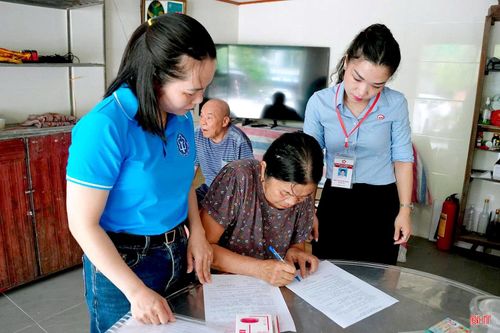 Cán bộ Trung tâm Phục vụ hành chính công phường Thành Sen phối hợp với Bảo hiểm xã hội tỉnh trực tiếp đến nơi cư trú của người dân để hướng dẫn, kiểm tra hồ sơ và thực hiện chứng thực theo đúng quy định.