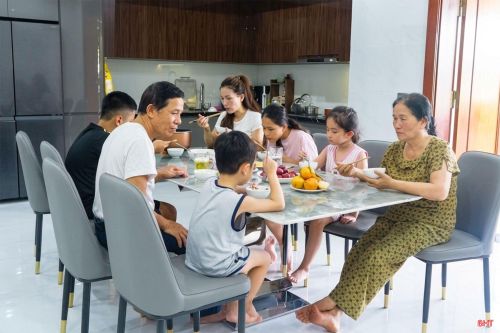 Các thành viên gia đình bà Lê Thị Thanh Hương (phường Trần Phú) thực hiện một cảnh quay video "Gia đình 3 sạch".