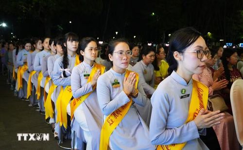 Phật tử cầu nguyện tại Lễ hội hoa đăng ở thành phố Huế. (Ảnh: Nguyên Lý/TTXVN)