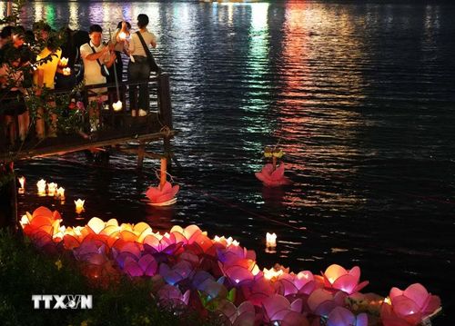 Tăng ni, phật tử tham gia Lễ hội hoa đăng tiến hành thả hoa đăng xuống sông Hương, thành phố Huế. (Ảnh: Nguyên Lý/TTXVN)