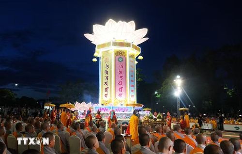 Đông đảo tăng ni, phật tử tham dự Lễ hội hoa đăng ở thành phố Huế.(Ảnh: Nguyên Lý/TTXVN)