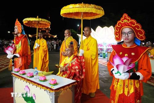 Nghi thức cầu nguyện tại Lễ hội hoa đăng ở thành phố Huế.(Ảnh: Nguyên Lý/TTXVN)