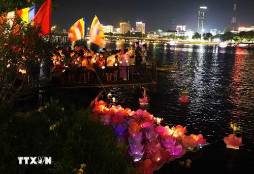 Tăng ni, phật tử tham gia Lễ hội hoa đăng tiến hành thả hoa đăng xuống sông Hương, thành phố Huế. (Ảnh: Nguyên Lý/TTXVN)