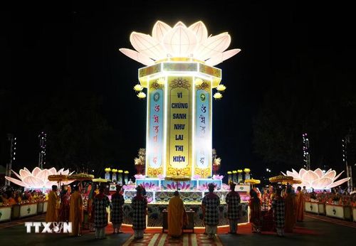 Đông đảo tăng ni, phật tử tham dự Lễ hội hoa đăng ở thành phố Huế.(Ảnh: Nguyên Lý/TTXVN)