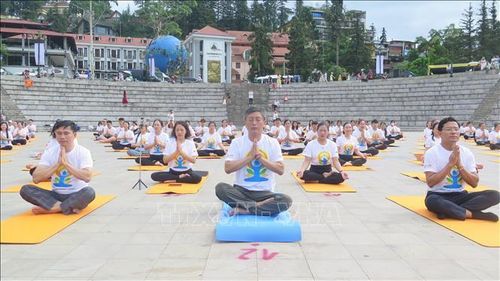 Ông Tshering Wangchuk Sherpa, Đại sứ Ấn Độ tại Việt Nam và các đại biểu tham gia màn đồng diễn.