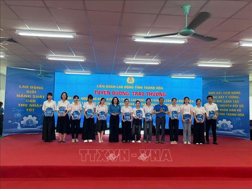 Công đoàn Thanh Hóa tặng áo nhận diện công đoàn cho đoàn viên công đoàn mới được kết nạp.