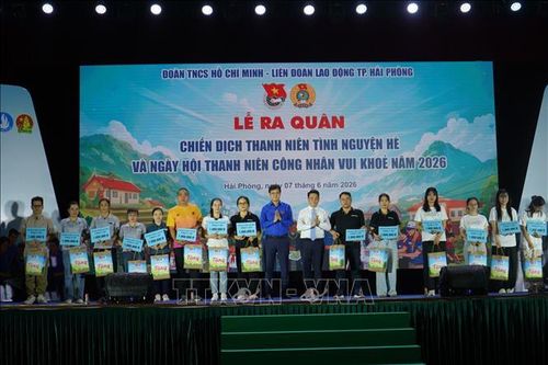 Anh Bùi Quang Huy, Bí thư Thứ nhất Trung ương Đoàn TNCS Hồ Chí Minh và ông Lê Ngọc Châu, Bí thư Thành ủy Hải Phòng trao quà tặng các thanh niên công nhân tiêu biểu có hoàn cảnh khó khăn.