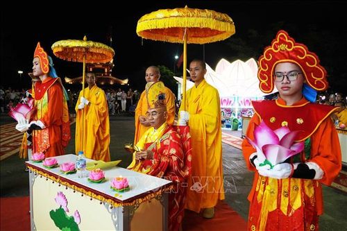 Nghi thức cầu nguyện tại Lễ hội hoa đăng ở thành phố Huế.